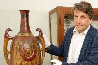 Afrika-Kenner erforscht Exponate - Die Amphore stammt nach Aussage von Lutz Mükke aus dem Kabylei-Gebirge in Algerien.
