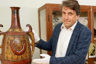 Afrika-Kenner kommt mit einem besonderen Auftrag ins Museum - Die Amphore, die zu den rund 50.000 Exponaten im Museum und Naturalienkabinett gehört, stammt nach Aussage von Lutz Mükke aus dem Kabylei-Gebirge in Algerien.
