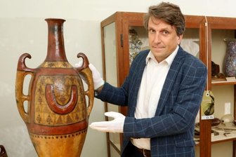 Afrika-Kenner kommt mit einem besonderen Auftrag ins Museum - Die Amphore, die zu den rund 50.000 Exponaten im Museum und Naturalienkabinett gehört, stammt nach Aussage von Lutz Mükke aus dem Kabylei-Gebirge in Algerien. 