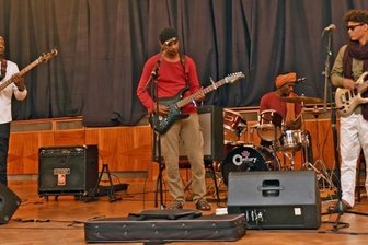 Afrikanisches Flair im sächsischen Augustusburg - Die afrikanische Band Tisdass um Sänger und Gitarristen Moussa Kildjate Albadé war im Lehngericht zu Gast. 