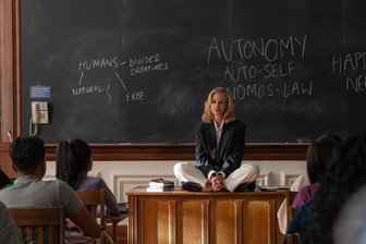 „After the Hunt“: Luca Guadagnino zerlegt das Machtspiel um Wahrheit und Begehren - Julia Roberts als Alma in einer Szene des Films „After the Hunt“. Der Film erweist sich als ein fesselnder Thriller über eine College-Professorin, die nach einem Missbrauchsfall an ihrer Universität an einem persönlichen und beruflichen Scheideweg steht.