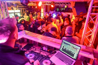 Aftershowpartys nach dem Weihnachtsmarkt: Wo sich die Chemnitzer nach Glühwein, Bratwurst und gebrannten Mandeln treffen - Im „Schmäh“ ist bereits 20 Uhr volles Haus. Der Partyclub öffnet während des Chemnitzer Weihnachtsmarkts an zehn Tagen seine Türen.
