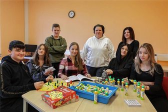 AG Seniorenbetreuung in Meerane: Smartphone beherrschen und Enkeltricks durchschauen - Schulsozialarbeiterin Susan Holz mit Schülern der Meeraner Tännicht-Oberschule bei der Vorbereitung eines Spielenachmittages für Senioren im Laurentius-Heim.