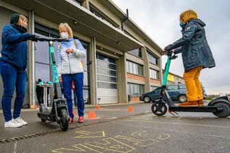 Age-Tech-Messe in Chemnitz: Mit Roller und Therapie-App fit ins Alter - Nadine Baumann vom E-Roller-Verleiher Tier (links) ließ Besucher der Age-Tech-Messe Proberunden drehen und wies Christel Auerbach ein, während Cornelia Weiß den Parcours schon begeistert durchfahren hatte.