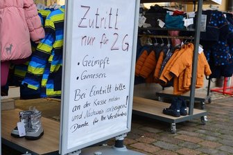 Aggression durch ständigen Stress - Wie Coronamaßnahmen das Zusammenleben beeinflussen - Einschränkungen aufgrund der Pandemie sorgen bei vielen Menschen für Frust. Das kann auch zu verbalen Übergriffen zum Beispiel gegenüber Verkäuferinnen oder Gastronomen führen.