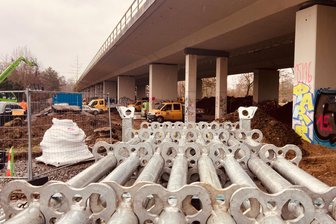 Agrabrücke: Operation am offenen Herzen der wichtigsten Trasse von Chemnitz nach Leipzig läuft - Der östliche Strang der Agrabrücke Markkleeberg bekommt mehr als 400 zusätzliche Stützen. Jede hat eine Tragfähigkeit von 19 Tonnen.