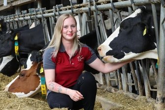 Agrargenossenschaft will an Milchproduktion festhalten - Tierwirtin Victoria Voigt im Milchviehstall Langenchursdorf. Die Kühe werden mehrmals am Tag gemolken. 