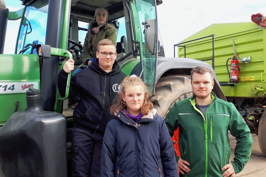 Agrarhof Gospersgrün: Schüler staunen, wie vielseitig der Beruf des Landwirts ist - Lucas Eichstädt und Lea Opitz ließen sich von Student Tobias Dressel (rechts) einen der Traktoren zeigen.