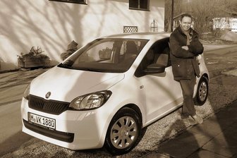 Aha-Erlebnisse und Hindernisse: Ich wage ein Leben ohne Auto - Da war er noch motorisiert: Vincent Konrad neben seinem geliebten Auto, einem Skoda namens "Viktor". Der 41-Jährige ist gebürtiger Münchner, hat Wirtschaftswissenschaften studiert und arbeitet als Dozent, Jobcoach und Karrieretrainer. 