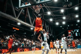 Aher Uguak von den Niners Chemnitz: Wenn sich ein Kanadier aus dem Südsudan auf den Cousin in Holland freut - Athletisch, kampfstark, spielintelligent: Der Kanadier Aher Uguak, der hier beim Derbysieg am Samstag gegen Weißenfels dunkt, ist in dieser Saison ein absoluter Leistungsträger für Basketball-Bundesligist Niners Chemnitz. Er hat auch großen Anteil daran, dass die Niners mit zwei Siegen in die Europe-Cup-Saison gestartet sind.