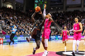 Aher Uguak wird den Niners Chemnitz lange fehlen: Warum dieser Ausfall so bitter ist und dennoch eine Chance bietet - Spielstand 36:36, noch genau 3:54 Minuten im zweiten Viertel zu spielen: In diesem Moment verletzte sich Niners-Spieler Aher Uguak schwer am Knie. Der Kanadier wird lange ausfallen.