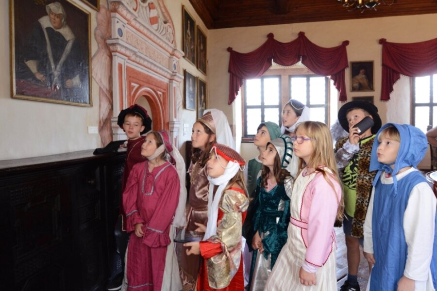 Ahnen auf der Rochsburg werden lebendig - Im Festsaal auf Schloss Rochsburg schauten sich am gestrigen Mittwoch die Teilnehmer des Ferienprojektes "Die Porträtgalerie kommt ins Plaudern" die Bilder der Ahnen an, um ihnen später ihre Stimme zu geben. 