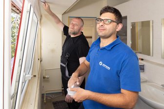 Airbag-Hersteller aus dem Erzgebirge hilft bei Turnhallen-Sanierung - Michael Kurt und Castellano Vincenzo von der Firma Joyson helfen beim Sanieren der Turnhalle.