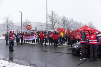 Airbag-Hersteller im Erzgebirge: Beschäftigte an zwei Standorten bekommen mehr Geld - Im Dezember hatte es bei Joyson in Elterlein erstmals einen Warnstreik gegeben.