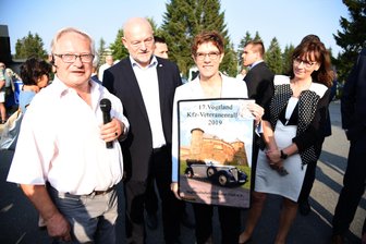 "AKK" zu Besuch im Vogtland - Herbert Fox vom Obervogtländischen Oldtimerclub Oelsnitz, begrüßte zum Start der Rundfahrt der 17. Vogtland-Kfz-Veteranenrallye in Schöneck die Bundesverteidigungsministerin und CDU-Vorsitzende Annegret Kramp-Karrenbauer, dabei waren Landtagsabgeordnete Andreas Heinz (zweiter von links/CDU) und Schönecks Bürgermeisterin Isa Suplie (rechts/CDU).