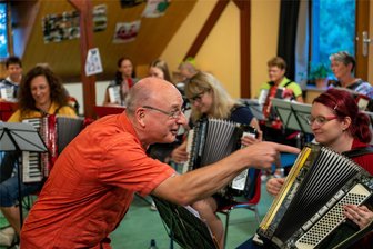 Akkordeon-Gruppe eröffnet Spaß-Weihnachtsmarkt - Bei der wöchentlichen Probe im Waldhaus fliegen Steffen Riedels Hände durch die Luft. Er ist der musikalische Leiter der bunten Truppe.