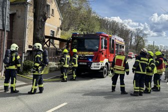 Akku eines E-Scooters explodiert: Zuhause von fünfköpfiger Familie im Vogtland unbewohnbar - Weil der Akku eines E-Rollers explodiert war, lief in Limbach ein größerer Feuerwehreinsatz.