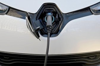 Akkus dürfen nicht per Fernzugriff gesperrt werden - Renault Zoe an einer Ladesäule: Die Batteriemiete drückt zwar den Kaufpreis eines E-Autos, hat aber auch ihre Tücken.