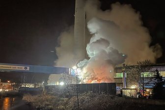 Akkuschrott löst Brand bei Nickelhütte aus - Während der Löscharbeiten der Feuerwehr türmten sich große Wolken aus Dampf in den Himmel. Auf dem Werksgelände der Nickelhütte Aue waren im Freien alte Autobatterien in Brand geraten.