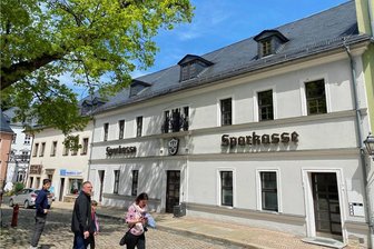 Akribische Recherche mündet in Buch zur Schwarzenberger Schulgeschichte - Nach dem Stadtbrand von 1824 als Schulhaus errichtet: das bis Mitte 2022 als Sparkasse genutzte Gebäude am Unteren Markt. Auf dem Gelände standen in früherer Zeit die alte Kirche, das Pfarrhaus und daran angebaut ein Schulhäuslein.