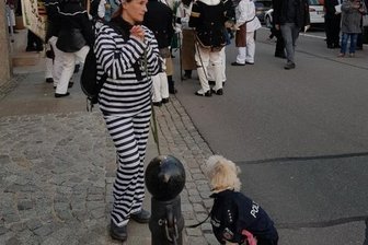 "Akt der Satire" ein Fall für die Justiz - Stephanie Riedel steht im Sträflingskostüm an der St.-Marien-Kirche, als der Berggottesdienst geendet hat. 