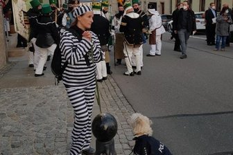 "Akt der Satire" ein Fall für die Justiz - Stephanie Riedel steht im Sträflingskostüm an der St.-Marien-Kirche, als der Berggottesdienst geendet hat. 