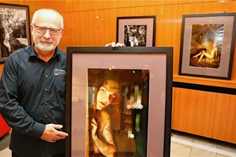 Akt-Fotograf sucht in Glauchau neue Models - Dirk Salomon hat schon einige Aktausstellungen gezeigt, wie hier im Theater Crimmitschau.