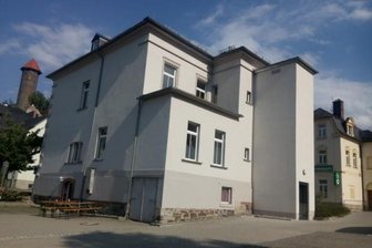 Akten zu Kassenklau nun in Auerbach - Die Rückseite des Einwohnermeldeamtes. Im Untergeschoss hatte während des Altmarktfestes der Sicherheitsdienst seine Einsatzzentrale. Dort wurden die Eintrittsgelder aufbewahrt.