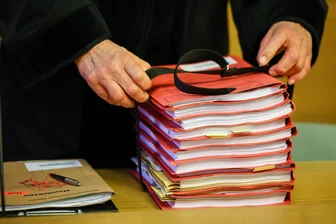 Aktenstau bei Sachsens Justiz: 14 mutmaßliche Straftäter wegen zu langer Ermittlungen entlassen - In den sächsischen Staatsanwaltschaften stapeln sich die Akten. Zum Jahresende lag die Zahl unerledigter Verfahren bei mehr als 47.000.