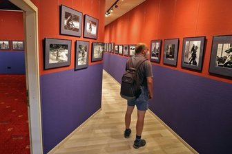 Aktfoto-Schau im einstigen Kino eröffnet -
