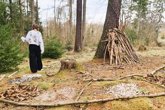 Aktion der Kita „Oederaner Kitz“: Barfußpfad ist wieder schick für den Frühling - Barfuß über Stöcke, Steine und Fichtenzapfen: Das geht jetzt wieder in Oederan.