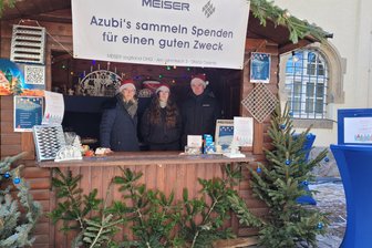 Aktion der Meiser-Azubis für „Leser helfen“ am Freitag auf dem Oelsnitzer Weihnachtsmarkt - Die Meiser-Azubis verkaufen dieses Jahr nicht nur auf dem Plauener Weihnachtsmarkt, sondern auch in Oelsnitz ihre Schwibbögen für den guten Zweck.