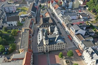 Aktion: Einwohnerideen für Crimmitschaus City - Blick auf die Crimmitschauer Innenstadt mit Fußgängerzone und Rathaus.