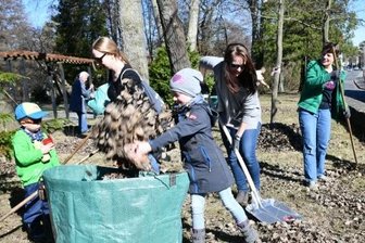 Aktion: Frühjahrsputz in Freiberg - Im vergangenen Jahr halfen beim Frühjahrsputz im Tierpark Freiberg Tina Alicante (Mitte), Katrin Pilz mit Theodor (links), Florentine (vorn) und Annett Schrenk (rechts) mit.