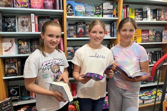Aktion für 4. und 5. Klassen in Reichenbach: Warum Lesen cool ist - Melina, Lucie und Amelie beim Stöbern in der Vogtländischen Buchhandlung in Reichenbach.