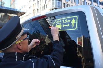 Aktion für mehr Rücksicht gegenüber Radfahrern - Die ersten Aufkleber wurden am Montagmorgen an Heckscheiben von Einsatzfahrzeugen befestigt.