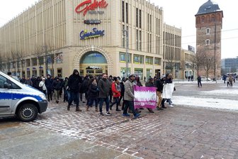 Aktion gegen Rassismus in Chemnitzer Innenstadt - unter Polizeischutz liefen Demonstranten über Brückenstraße, Mühlenstraße bis zum Hauptbahnhof und zurück zum Roten Turm.