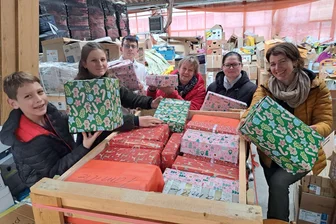 Aktion in Hainichen: Weihnachtsgeschenke gehen auf Transport in die Ukraine - Helfer haben in Hainichen Geschenke für Menschen in der Ukraine eingepackt.