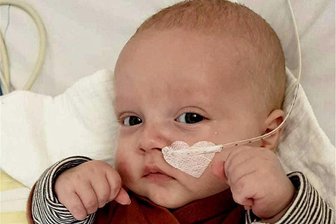 Aktion in Nossen: Spender für leukämiekranken Nils gesucht - Der leukämiekranke Nils aus Lommatzsch wird im Krankenhaus mit Sauerstoff versorgt.