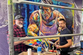 Aktion in Schwarzenberg: Kunst trifft Fitness fürs Kinderhospiz Bärenherz - Acrylmaler Rico Weißflog und Fitnessstudio-Inhaber Ronny Engel vor dem noch unfertigen großen Wandbild im renovierten und neu gestalteten Schwarzenberger Studio an der B 101.