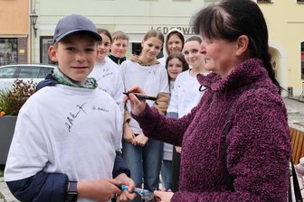 Aktion in Schwarzenberg: Schüler machen breite Schultern für den Erhalt der Schulsozialarbeit - Jan und viele andere haben weiße T-Shirts übergestreift, um Unterschriften zu sammeln.