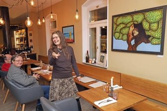 Aktion "Kunst sei Dank" erlebt ihre Fortsetzung - Die Künstlerin Heide Fennert vor ihrem Gemälde "Zukunft" in der Weinbar Herder 10.