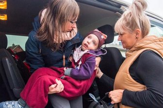 Aktion "Leser helfen": Deborahs Familie sehnt Umzug herbei - Keine leichte Angelegenheit: Romy Wohlgemuth muss Deborah aus dem Kindersitz (rechts: Fahrerin Katrin Köhler) heben und sie dann ins Haus tragen.