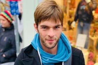 Aktion "Leser helfen": Für Deborah und Lilly gibt es nicht nur Geldspenden - Straßenmusiker Bastian Coburger sammelt für Deborah