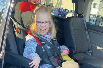 Aktion "Leser helfen": Lilly ist erstmals mit dem neuen Auto unterwegs gewesen - Lilly Merten im neuen Auto. Auch das Hineinsetzen des Mädchens ist durch eine Schiebetür jetzt viel einfacher geworden. Außerdem kann sie im hinteren Bereich des Pkw im Rollstuhl sitzend mitfahren. 
