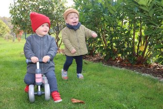 Aktion "Leser helfen" startet: Kleiner Rudi braucht nach Herztransplantation eigenes Kinderzimmer - Rudi (rechts) gemeinsam mit Zwillingsschwester Frieda im Garten am kleinen Haus in Reinsdorf. 