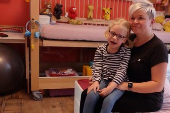 Aktion "Leser helfen": Warum es für Lilly zu eng im Auto wird - Anja Merten mit Lilly im Kinderzimmer. Auf dem Hochbett an der Wand wird das Mädchen gewickelt und angezogen, Rechts stehen zwei Betten, eins für die Fünfjährige, eins für ihre Mutter. 
