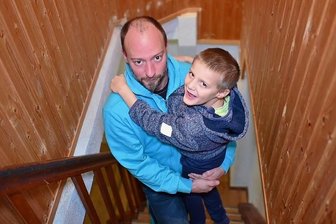 Aktion "Leser helfen": Warum für Janek aus Brockau an der Treppe Schluss ist - Ein Leichtgewicht ist Janek mit seinen sechs Jahren schon lange nicht mehr. Dennoch trägt ihn sein Vater André regelmäßig die Treppe hoch, weil dort oben sein Zimmer ist. Der Papa tut es gern für sein Kind. Doch mit jedem Kilo mehr wird es für ihn anstrengender.