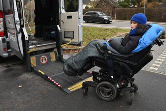 Aktion "Leser helfen": Warum vier Räder für Anne so wichtig sind - Über die Rampe gelangt Anne Philipp ins Auto. Doch die Technik ist kaputt, manchmal dauert es 20 Minuten, bis der Rollstuhl endlich im Auto ist. Eine neue Rampe lässt sich aber nicht in das alte Auto einbauen. 