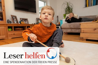 Aktion Leser helfen: Wie Jakob aus Theuma Weihnachten feiert - Jakob macht unheimlich gern Musik. Oft hört Schwester Johanna (hinten) zu. Manchmal ist aber auch alles zu viel. Jetzt soll mehr Ruhe in der Familie einkehren.